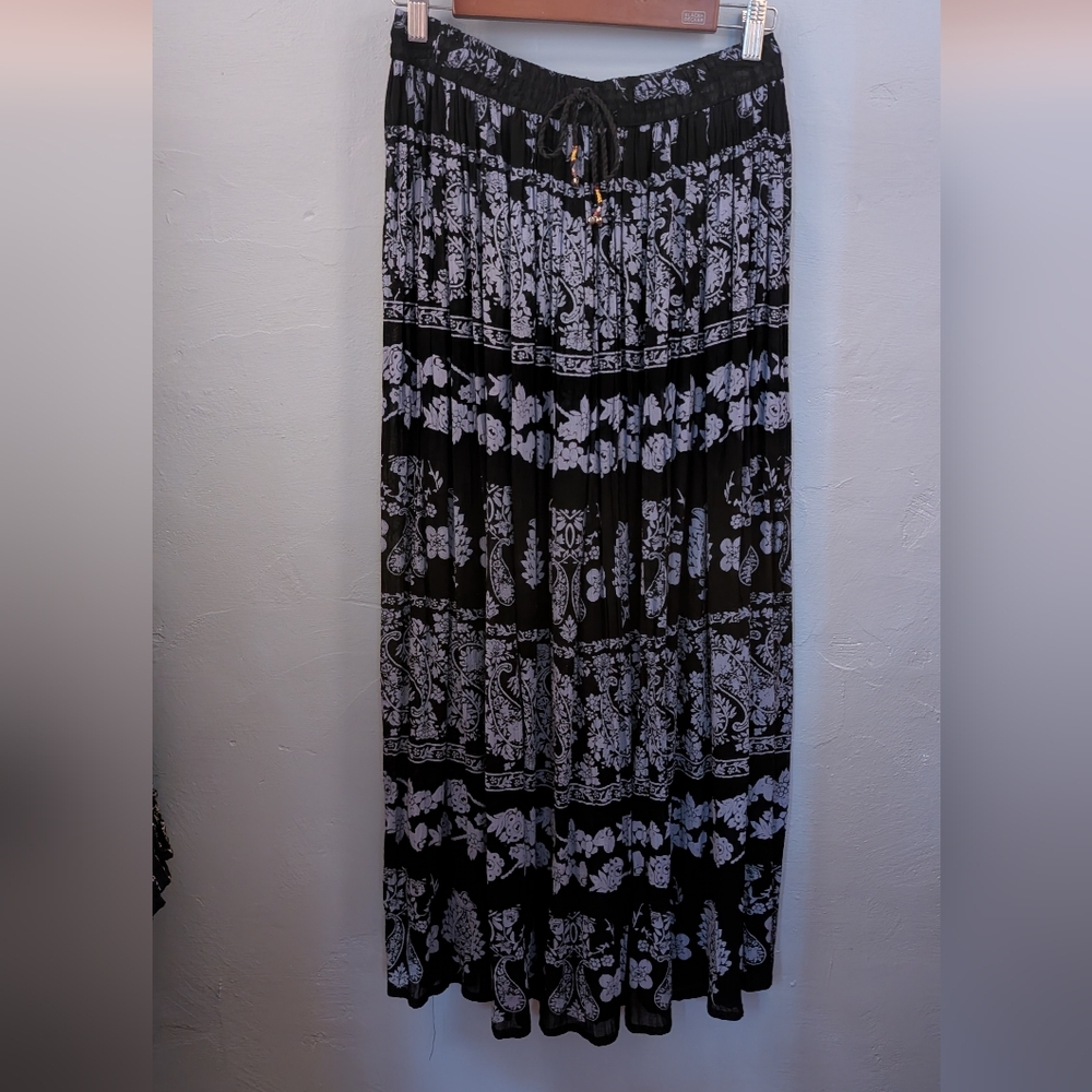 last Call, 🫰🏼 Cottagecore Vintage Black and White Floral Maxi Skirt